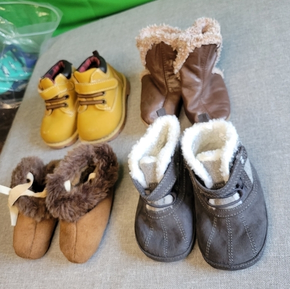 Bundle of 4 pairs of winter boots por baby. - Picture 2 of 13